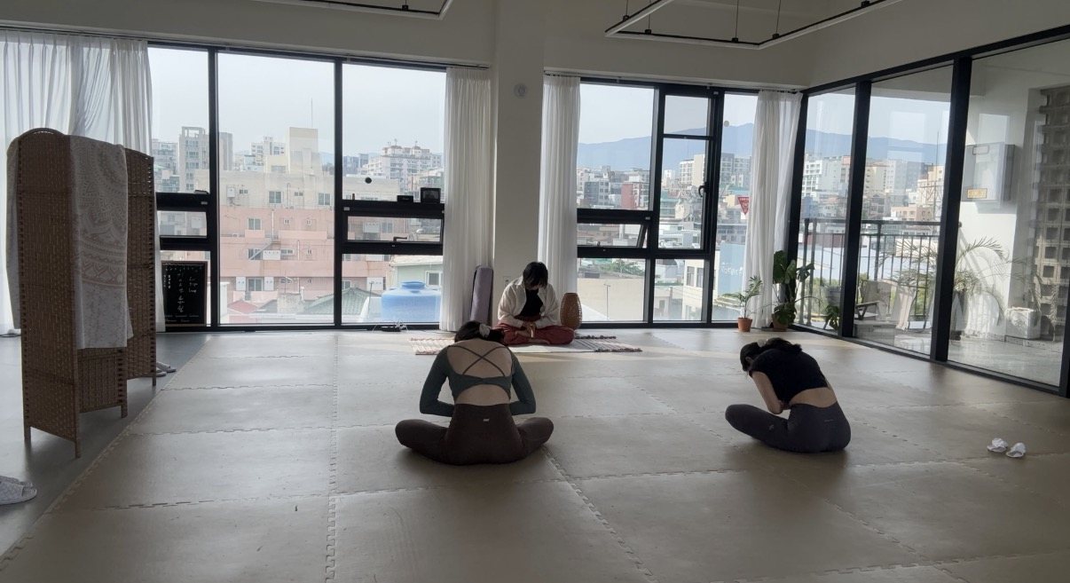 제주 김소연요가원 · 창밖으로 보이는 풍경과 회원 수련